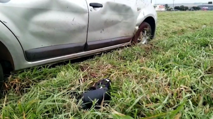 Carro roda na pista e quase capota na rodovia BR-467, em Cascavel