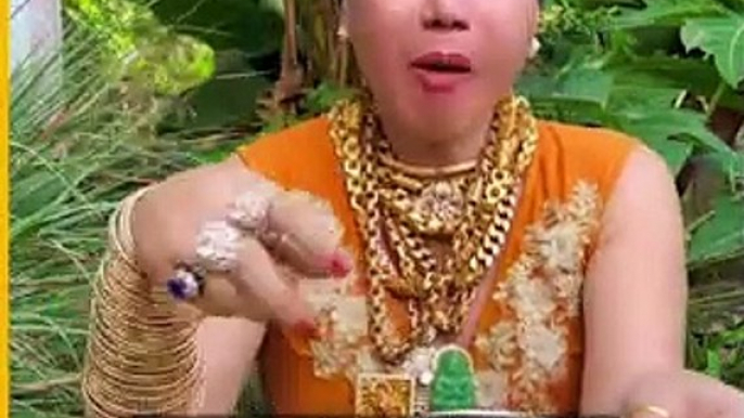 Cô Minh Hiếu 100 cây vàng giờ cũng đi làm Mukbang, món nào hot cô cũng ra vườn ngồi thử