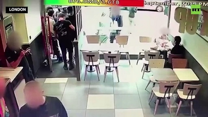 #CCTV: Adolescente apuñalado hasta la muerte frente a un KFC en Londres