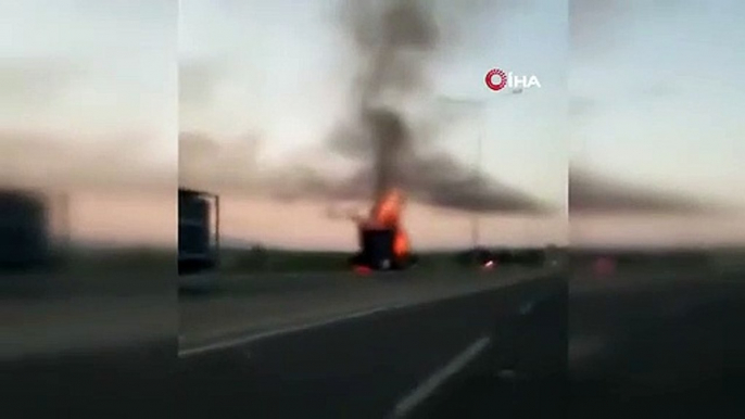 Remorque chargée de poulets sur la route incendiée： 1500 poulets ont péri