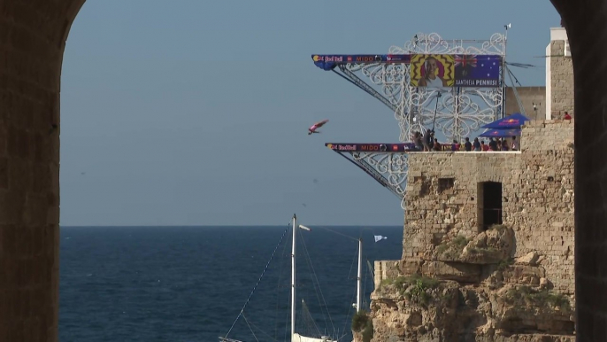 Iffland and Heslop conquer the cliffs in Polignano a Mare, the Italian stage 3 of the Red Bull Cliff Diving Tour