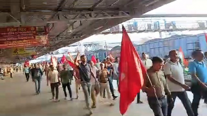 Rail workers protest ratlam railway station