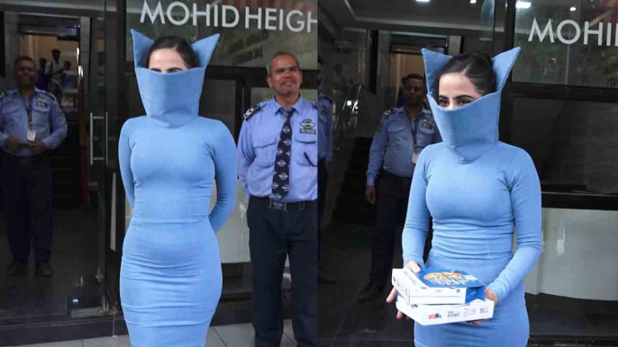 Urfi Javed Bat Woman Look में आई नजर, Blue Dress में Paps को बांटे Pizzas | Video Viral | FilmiBeat