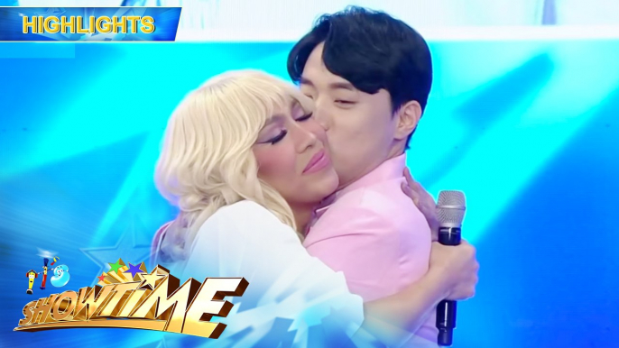 Vice Ganda hugs Ryan Bang tightly | It's Showtime