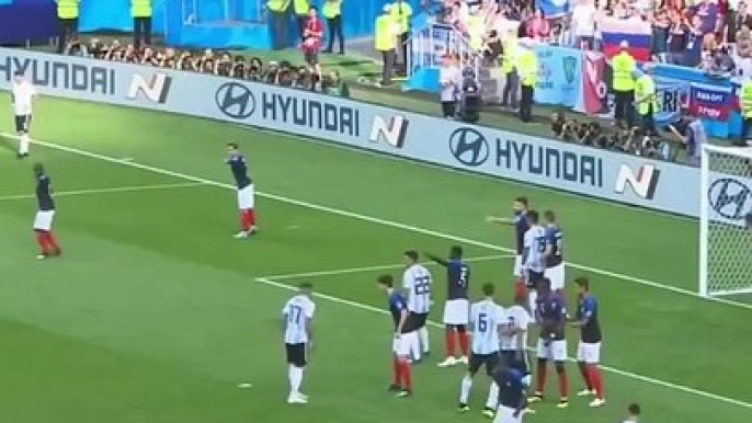 The 31-year-old Messi stands there, watching the 19-year-old chasing boy Mbappe, crazily raging the defense of the Blue and White Army, and his eyes are full of his own shadow #World Cup # Argentina #messi