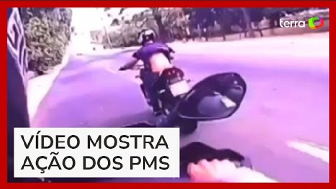 Policial sobe em calçada em alta velocidade durante perseguição a motociclista em Goiás