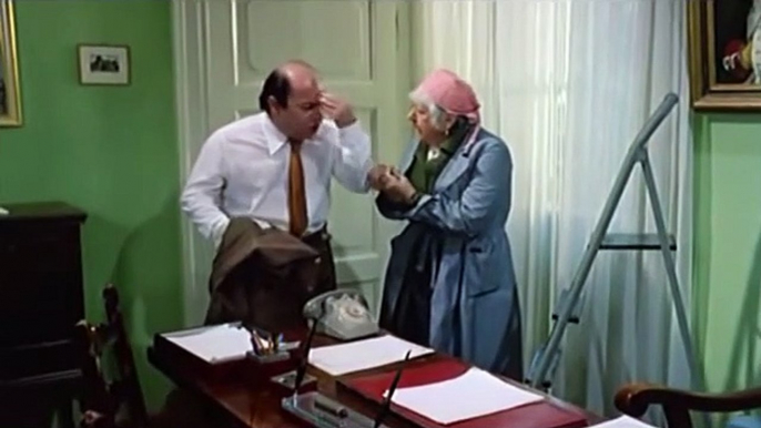 Lino Banfi preside incazzeto con la bidella - Professo, chi bello vuol apparé pene e guai ha da paté...ma come chezzo parla? - scene comiche da ridere dal film cult La ripetente fa l'occhietto al preside del 1980 - Alvaro Vitali Annamaria Rizzoli