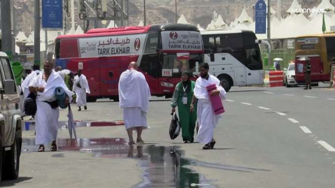 شاهد: الحجاج يقبلون على أداء المناسك رغم درجات الحرارة المنهكة