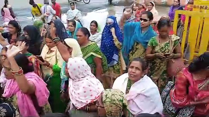 Anganwadi assistants roared, took out a rally and demonstrated