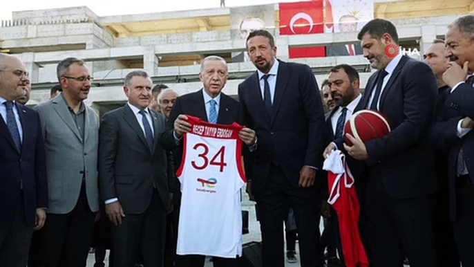 Cumhurbaşkanı Erdoğan, Abdi İpekçi Spor Kompleksi inşaatını ziyaret etti