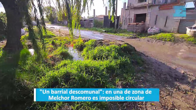 "Un barrial descomunal": en una de zona de Melchor Romero es imposible circular.  El drama del barrio Las Rosas para poder transitar