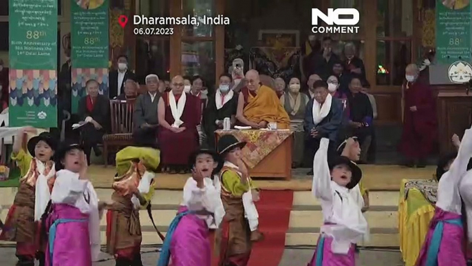 Il Dalai Lama compie 88 anni, festa e balli tradizionali tibetani