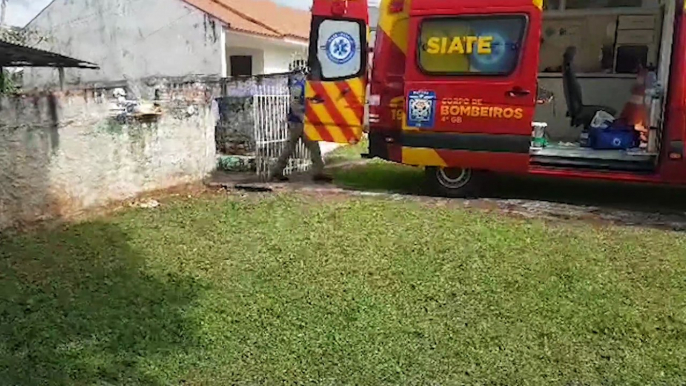 Bombeiros atendem vítima de queda no Bairro Neva, em Cascavel