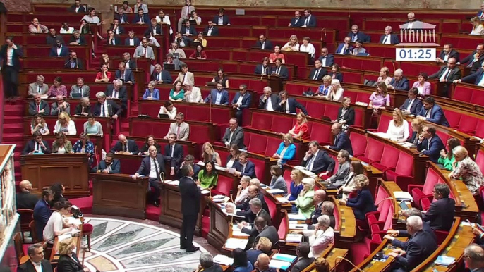 Les images de la honte : Les députés Insoumis refusent de se lever à l'Assemblée pour rendre hommage à "tous les policiers morts en service et qui laissent des veuves, des veufs, des orphelins"