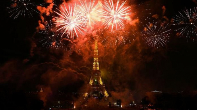 EN DIRECT | Le feu d'artifice à Paris