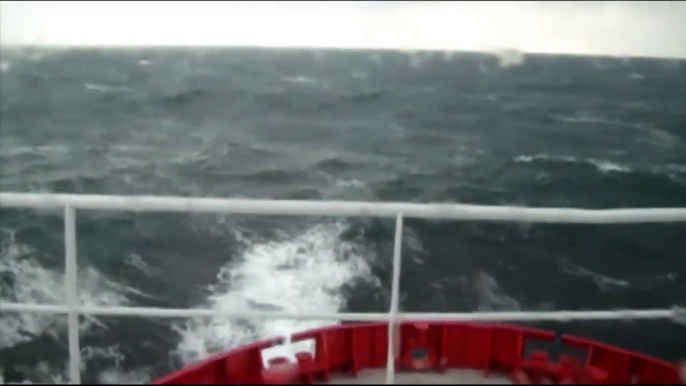 Top 10 Large Ships Go by Waves In Giant Storm