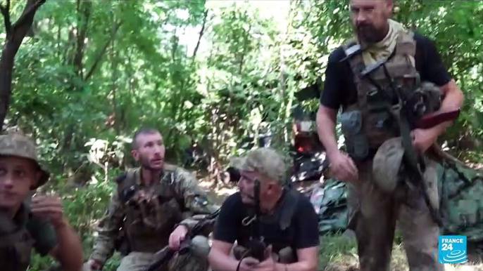Ukraine : des soldats ukrainiens combattent sur le front près de Bakhmout