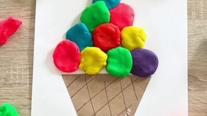 Glace en pate a modeler !   On prepare le cone et les boules sur une feuille blanche et l’enfant n’a plus qu’a mettre de la pate à modeler en guise dans les boules aux couleurs correspondantes !