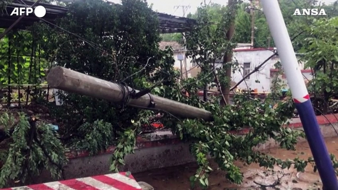 Maltempo in Cina, gravi danni e disagi nei quartieri di Pechino colpiti dal nubifragio