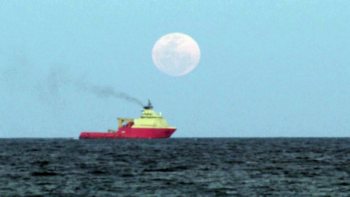 Superlua de Esturjão vira atração em Copacabana