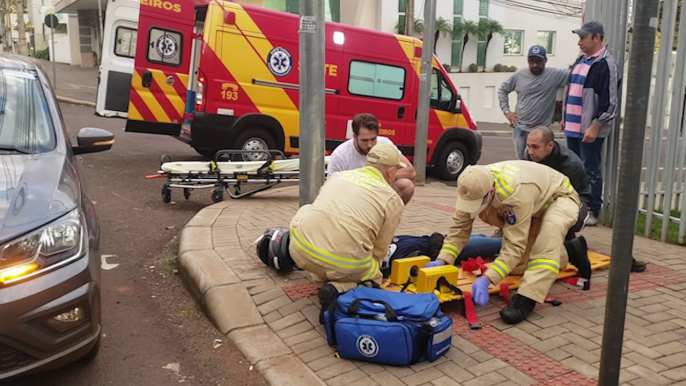 Mulher tem lesões graves após colisão entre carro e moto no Centro