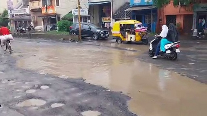 #Monsoon : बारिश से बिगड़ी सड़कों की सूरत, चलना मुश्किल