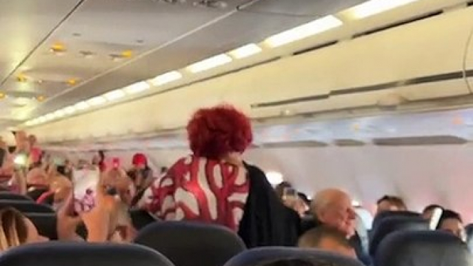 Alcione faz “show” para passageiros dentro de avião