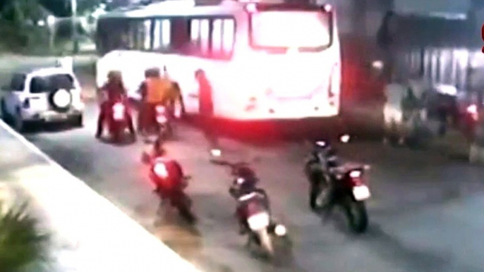 Motociclistas cercam ônibus e disparam rojões contra passageiros