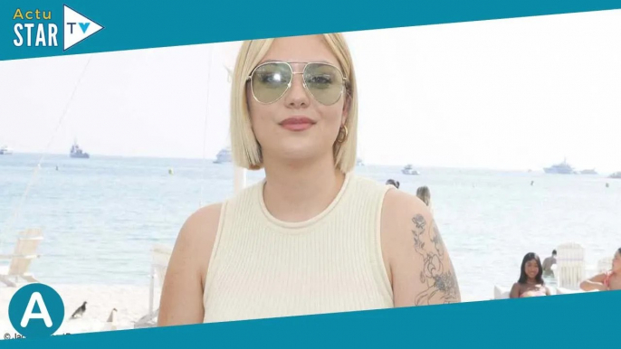 Louane en vacances  elle dévoile ses tatouages et son bronzage à la piscine