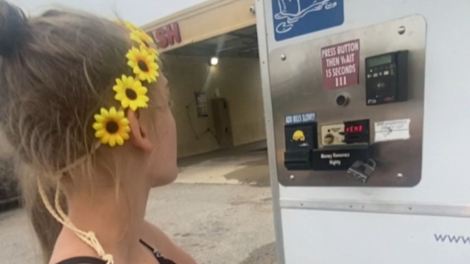 Fun mother pulls a hilarious ice-machine prank on her teenage daughter *Hilarious Reaction*