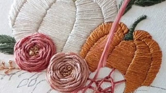 Kit de broderie automne, citrouille et fleurs d'automne, tutoriel pour les débutants point de roue, broder les roses facilement