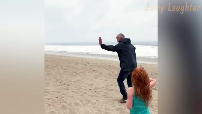 The beach fun didn't work out: Dad's attempt ended in a comical fall!