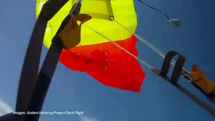 Un parachutiste chanceux évite une chute de météorite !