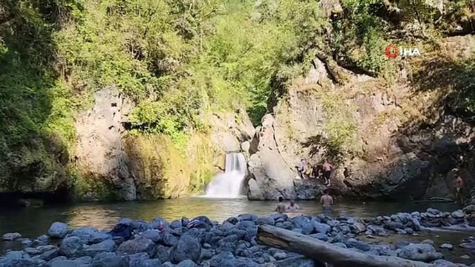 Citoyens de Karabük Rafraîchissez-vous avec les eaux glacées des forêts