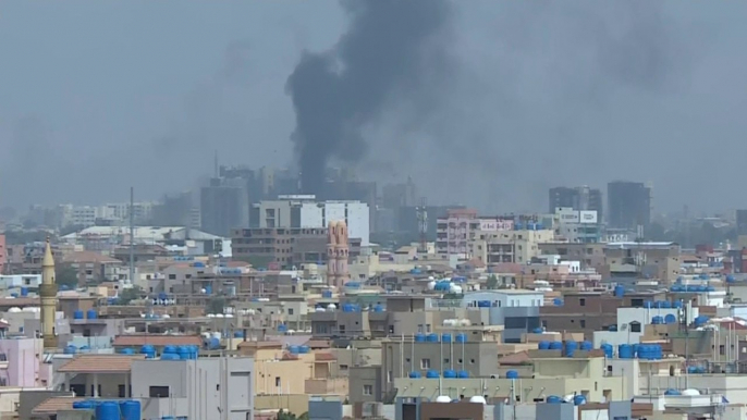 احتدام المعارك بين #الجيش_السوداني و "الدعم السريع" في محيط القيادة العامة بـ #الخرطوم.. و مراسل #العربية يفيد بدوي انفجارات في محيط سلاح المهندسين بأم درمان  #السودان