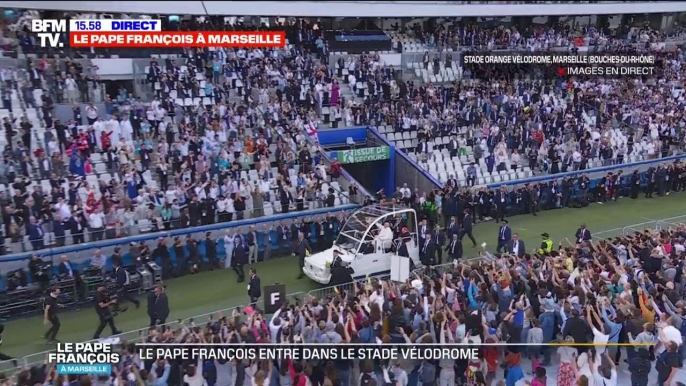 Les images de l'entrée et de la parade du pape François au stade Vélodrome