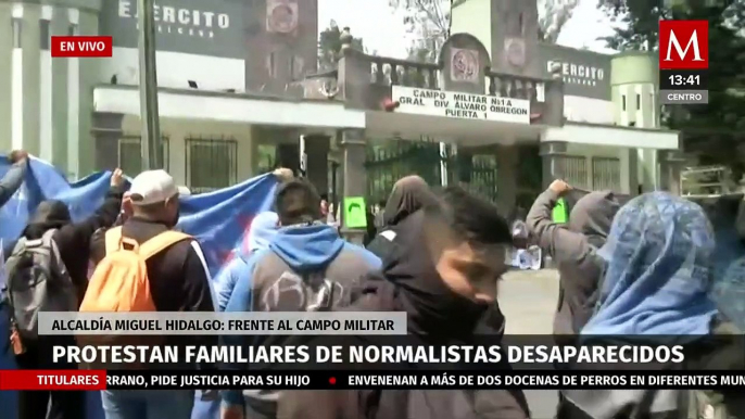 Familiares de los 43 normalistas de Ayotzinapa protestan en Campo Militar 1