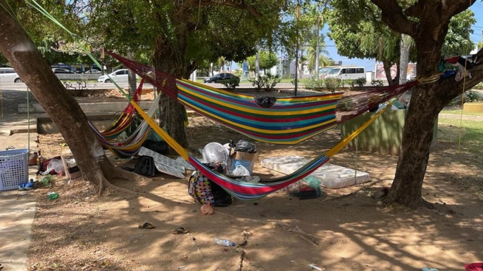 Em situação precária, 20 venezuelanos, incluindo crianças, estão vivendo nas ruas de Cajazeiras