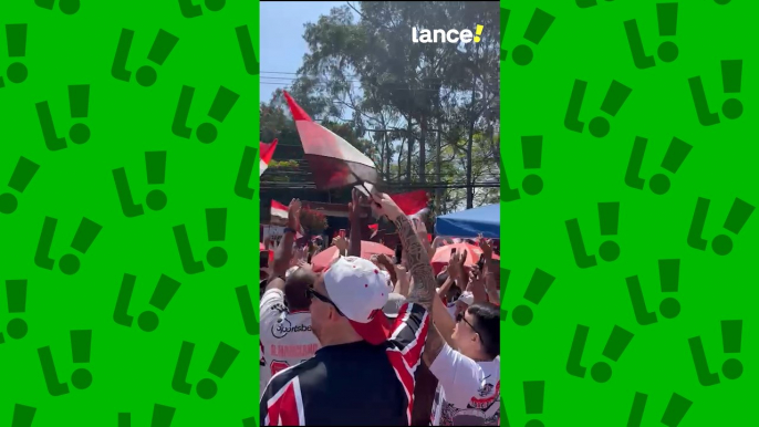 Torcedores do São Paulo fazem festa na porta do CT às vésperas da decisão da Copa do Brasil