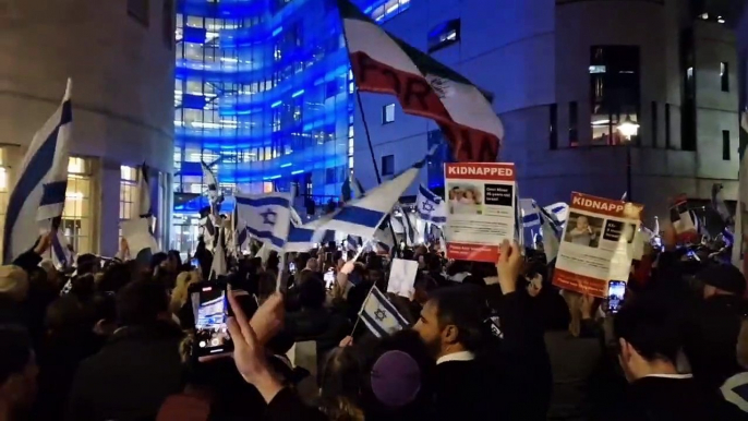 Environ 250 personnes ont manifesté hier soir devant le siège de la BBC à Londres, reprochant au groupe audiovisuel public de ne pas qualifier lui-même le Hamas de "terroristes" - Regardez