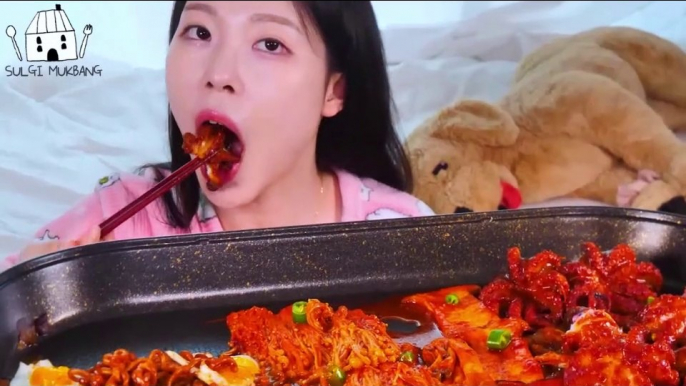 ASMR MUKBANG| Spicy Black bean noodles, Spicy stir-fried Webfoot octopus, a variety of Mushrooms.