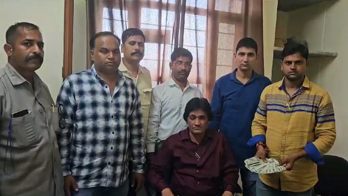 Asnavar Naib Tehsildar arrested red handed while taking bribe of Rs 8