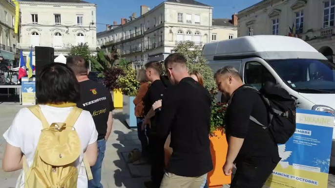 Le concert du groupe de rock ukrainien Fusion, devant la mairie de Sablé-sur-Sarthe