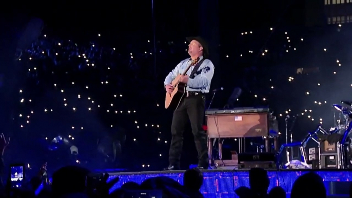 Unanswered Prayers - Garth Brooks (live)