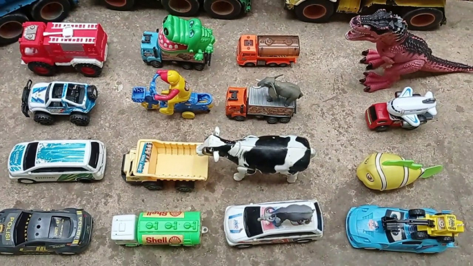 Long tronton truck transports toy police cars, offroad, fire engines, crocodiles, box trucks, racing cars, fish, crocodiles, bicycles, cows, dinosaurs, elephants, dump trucks, planes, oil cars, buffalo