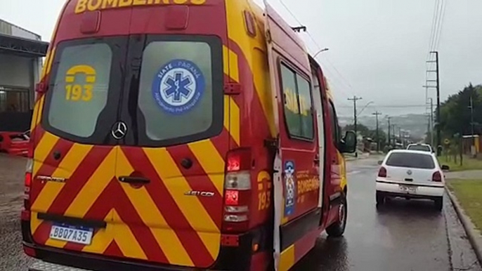 Jovem fica ferida ao sofrer queda de moto na Avenida Corbélia