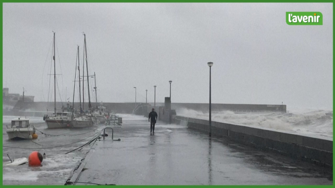 La tempête meurtrière Babet frappe le port de Stonehaven au Royaume-Uni