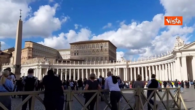 Papa Francesco: "Buon pranzo, pregate per me". L'applauso dei fedeli in piazza San Pietro