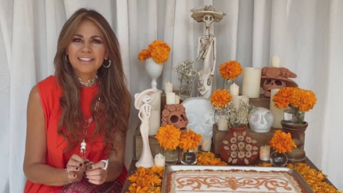 Luz Blanchet nos enseñó a pintar el aserrín para las ofrendas de Día de Muertos