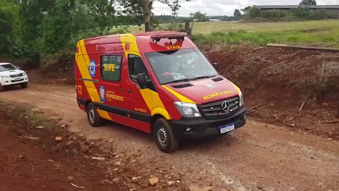 Bombeiros atendem vítima de queda de plano elevado em fazenda às margens da BR-277